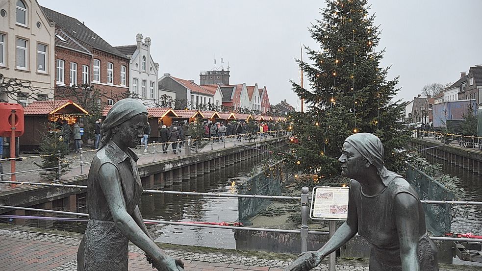 Auf einem Ponton im Alten Hafen wird in jedem Jahr ein großer Weihnachtsbaum aufgestellt, der der Altstadt eine weihnachtliche Atmosphäre verleiht. Foto: Archiv/Wolters