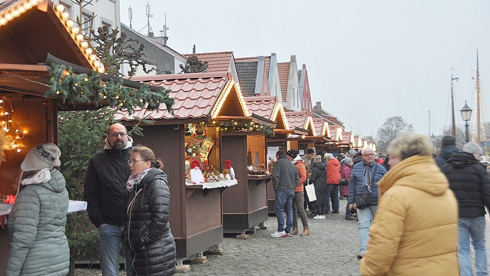 Die beleuchteten Schiffe und Buden am Hafen von Weener sorgen beim Adventsmarkt für weihnachtliche Atmosphäre. Foto: Wolters/Archiv