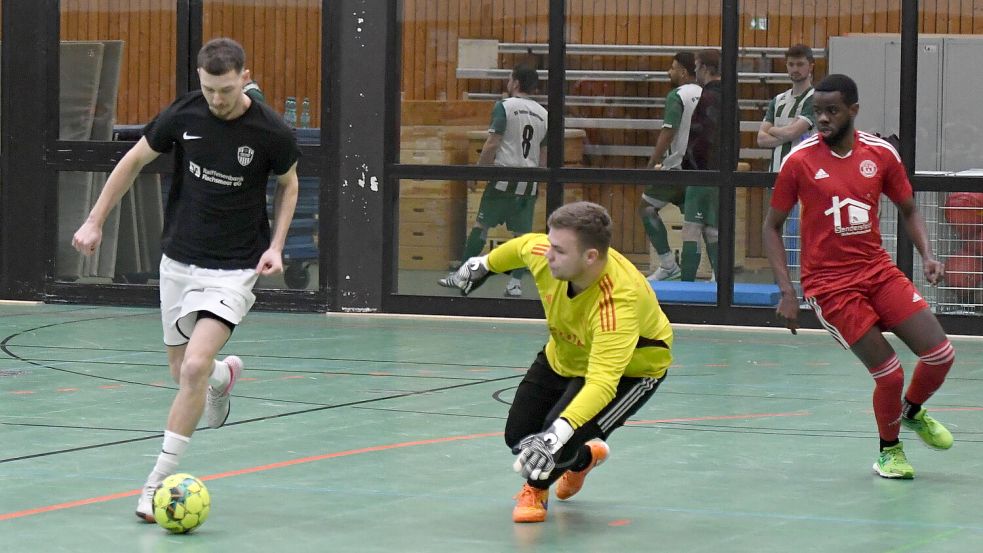 Die SG Westoverledingen (links, hier im Spiel gegen Warsingsfehn) scheiterte an der eigenen Chancenverwertung. Fotos: Damm