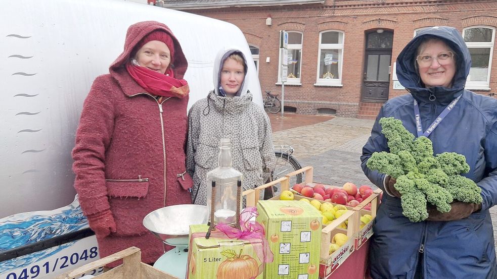 Für sie ist auch der Standort am Rand des Ernst-Reuter-Platzes ok: Maike und Arjen Amer von der Obstbaumschule Dietmar Coordes und Kundin Jutta Chicato. Foto: Gettkowski