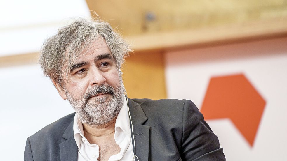 Deniz Yücel, PEN-Berlin Vorsitzender, nimmt im Frankfurt-Pavillon an der Diskussionsrunde unter der Überschrift „Schreiben in illiberalen Zeiten“ teil. Foto: picture-alliance/dpa