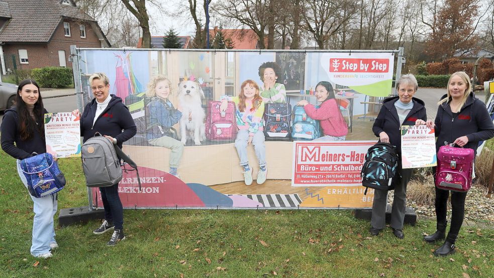Freuen sich auf die Ranzenparty ihres Geschäftes Bürotechnik Meiners-Hagen(von links): Amina Henia und Gisela Schmidt sowie Marlies Meiners-Hagen und Christina Meiners-Hagen. Foto: Passmann