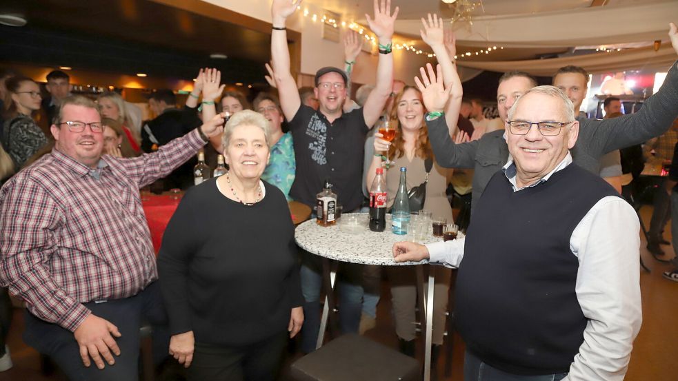 Mit Hunderten von Gästen feierten Renate (2. von links) und Bernd Sieger (rechts) am ersten Weihnachtstag endgültig auf der Weihnachtsparty den Abschied vom Gasthof Sieger in Thüle. Foto: Passmann