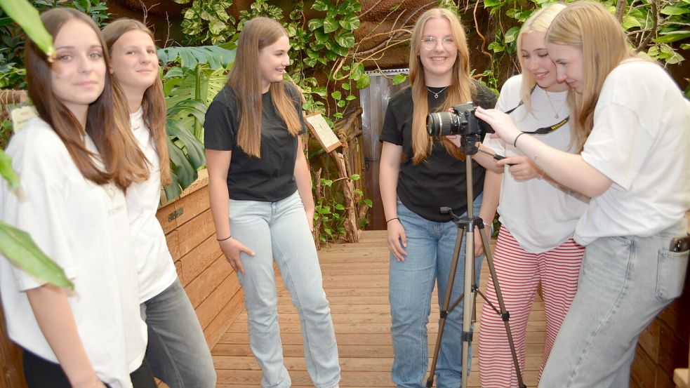 Die Zehntklässlerinnen des Schulzentrums Saterland machten sich mit der Technik für ihr Filmprojekt im Seelter Reptilienhuus vertraut: (von links) Lina Sidorkin, Stella Peris, Pia Sophie Ernst, Meda Heynen, Anne Glende und Sofia Kroo. Foto: Fertig