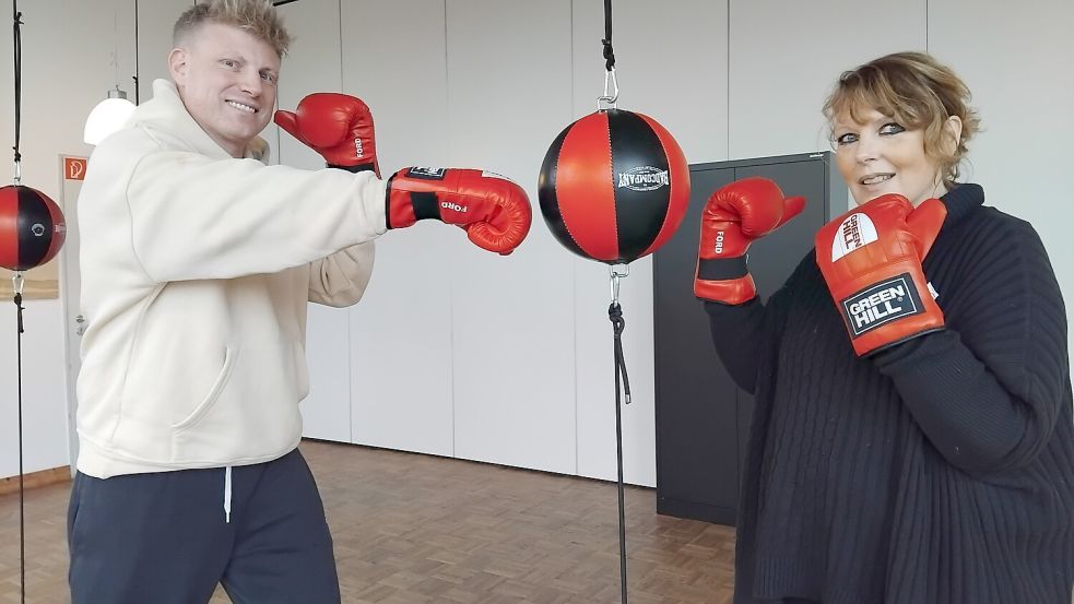 Die Boxtherapie steigert in der Regel das Selbstwertgefühl. Sie findet Anwendung in der Burlager Jugendhilfeeinrichtung. Betreiber Henning Santen und Traumatherapeutin Ulrike Angermann in Boxmontur. Fotos: Scherzer