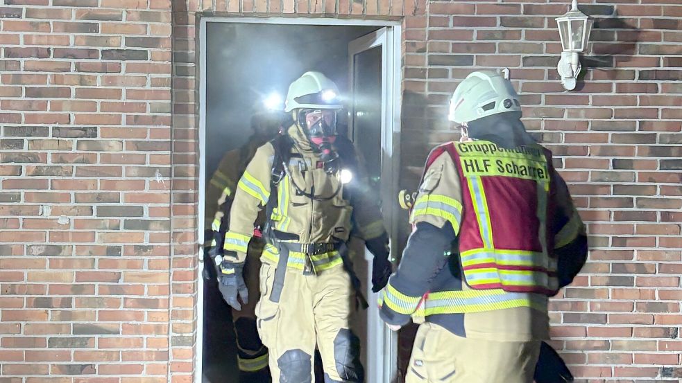 Unter Atemschutz gingen die Einsatzkräfte der Feuerwehr in das verqualmte Wohnhaus. Foto: Thomas Giehl/Gemeindepressewart