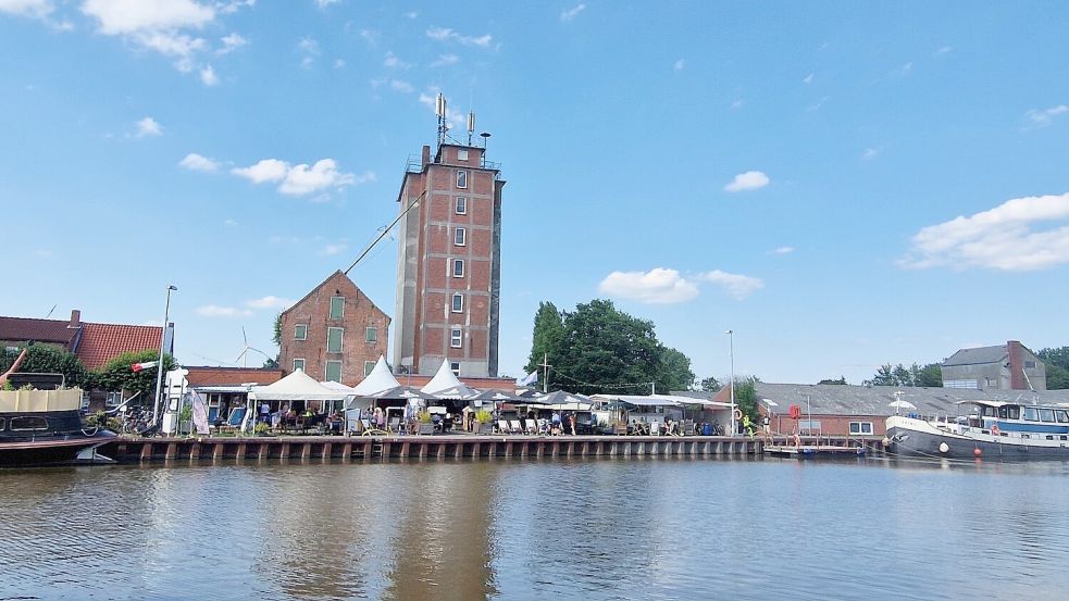 Der Außenbereich des Lokals „Hafen 55“ in Weener ist direkt an der Hafenpromenade gelegen und bei Touristen und Einheimischen gleichermaßen beliebt. Foto: Gettkowski/Archiv