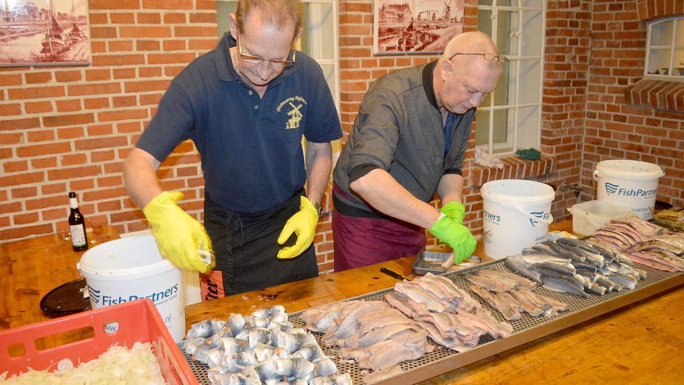 Manfred Nievenhuitzen (links) und Manfred Neeland kümmerten sich zusammen mit anderen Helfern um den Nachschub bei den Fischspezialiäten. Fotos: Weers