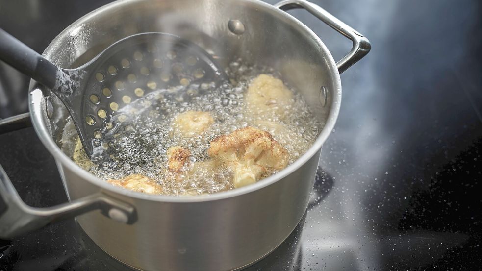 Der Energiekonzern Repsol startet ein innovatives Belohnungssystem, um aus altem Frittierfett umweltfreundlichen Biokraftstoff zu gewinnen. Foto: IMAGO/imagebroker