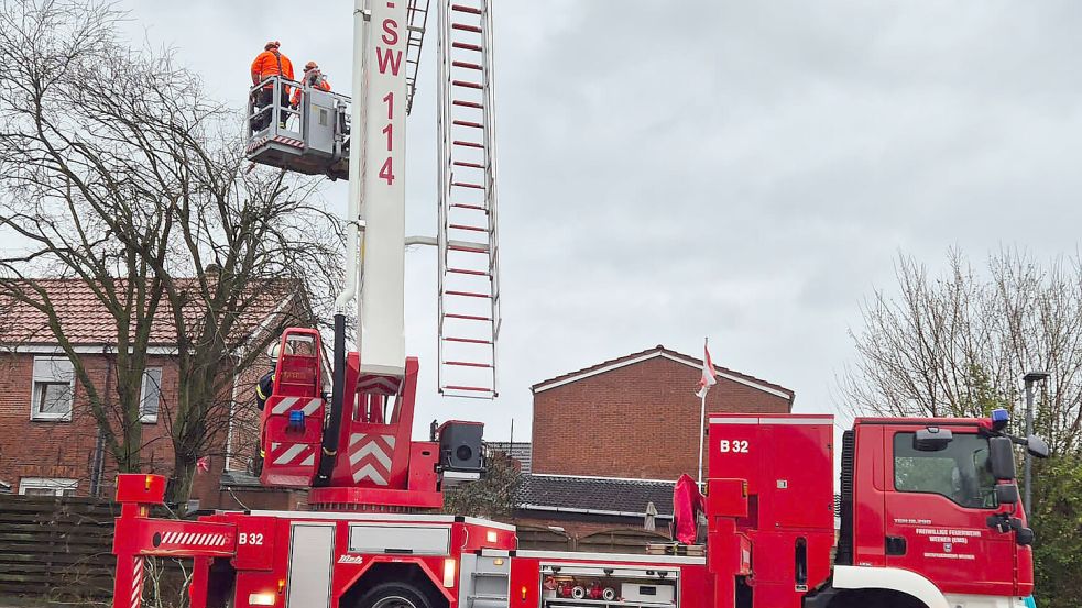 Ein Baum drohte in Vellage auf ein Haus zu stürzen. Foto: Rand/Feuerwehr