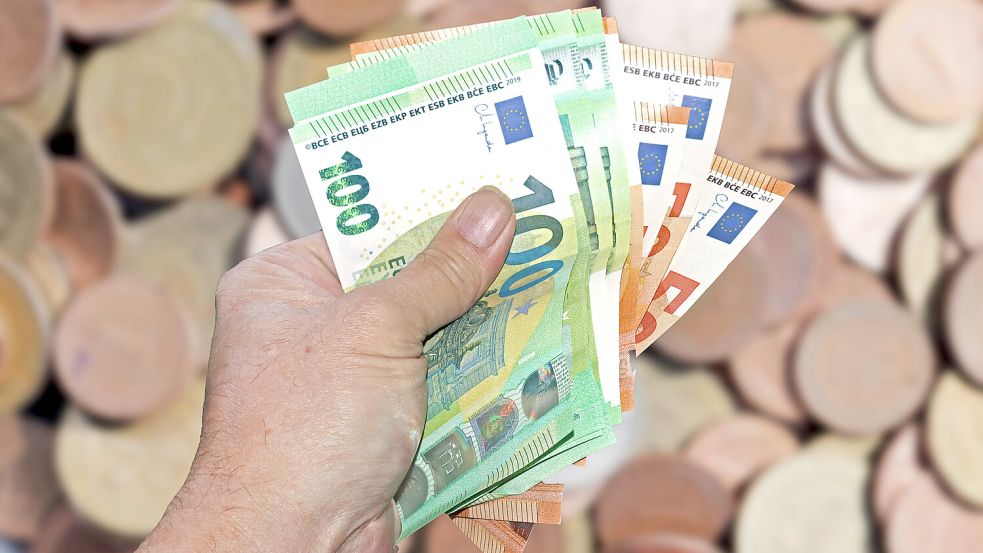 Ärgerlich, aber oft unumgänglich: Wenn Gebühren und Preise steigen, haben wir Geld zu berappen. Foto: IMAGO/Gottfried Czepluch