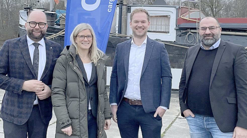 Neuer Mann an Bord: Jan Sprock (Zweiter von rechts) wird Nachfolger der ausscheidenden C-Port-Geschäftsführerin Inke Onnen-Lübben. Die Vorstandsmitglieder Landrat Johann Wimberg (links) und Friesoythes Bürgermeister Sven Stratmann setzen große Erwartungen in den 30-jährigen Altenoyther. Foto: C-Port