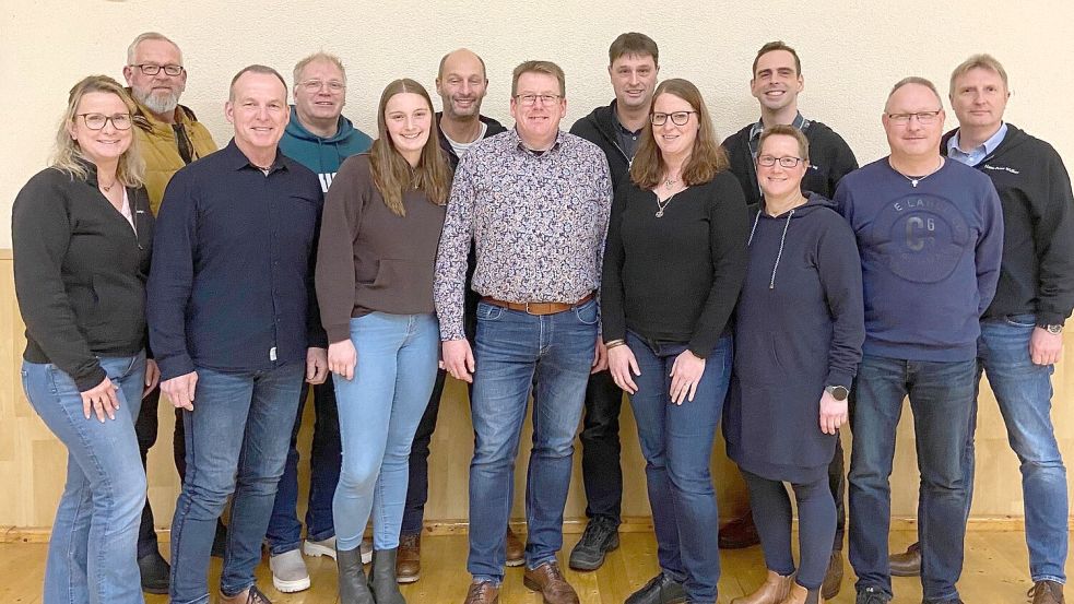 Nur wenige Veränderungen gab es im Vorstand der Schützenkameradschaft „Friesenkönig Radbod“ Bollingen-Bibelte (v.li.): Tanja Arens, Jens Schulte, Günter Albers, Thomas Büter, Lina Harms, Wilfried Harms, Ludger Meinders, Thomas Harms, Julia Waden, Gerhard Alberding, Sylvia Brinkmann-Albers, Stefan Volkmer, Hans-Peter Walker. Foto: C. Passmann