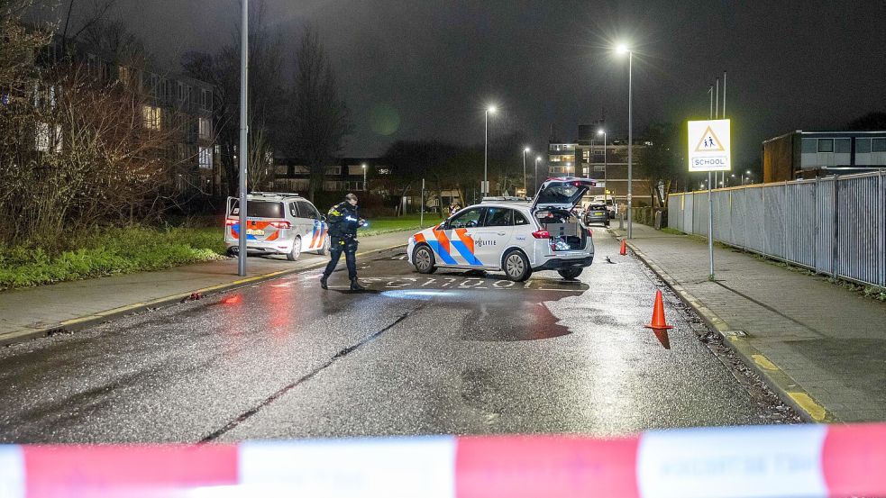 Die Polizei untersucht einen Straßenabschnitt im Stadtteil IJsselmonde, wo Patronenhülsen gefunden wurden. Foto: dpa/ANP/Joey Bremer