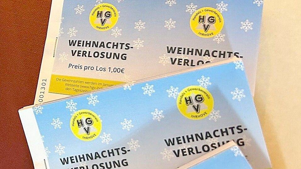 DieGewinnerlose der Weihnachtsverlosung des HGV Ihrhove werden gezogen. Foto: Privat