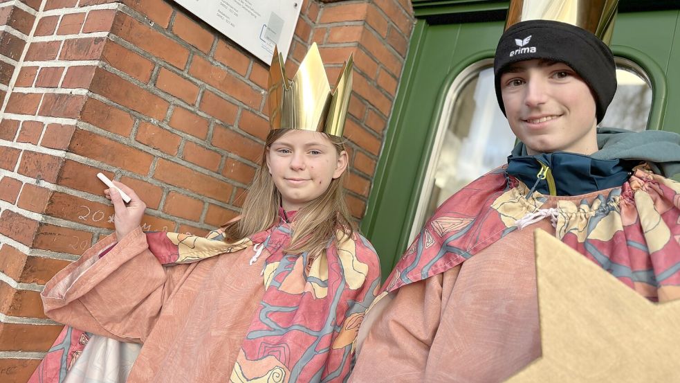 Famke und Eric Schmidt besuchten an diesem Freitag als Sternsinger auch den GA. Foto: Janßen