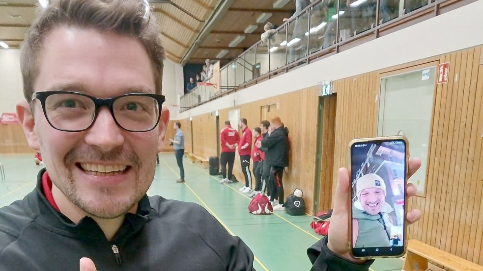 Uplengens Co-Trainer Steffen Drewer telefonierte nach dem Turniersieg mit Coach Carsten Gündel in London. Foto: Siemens