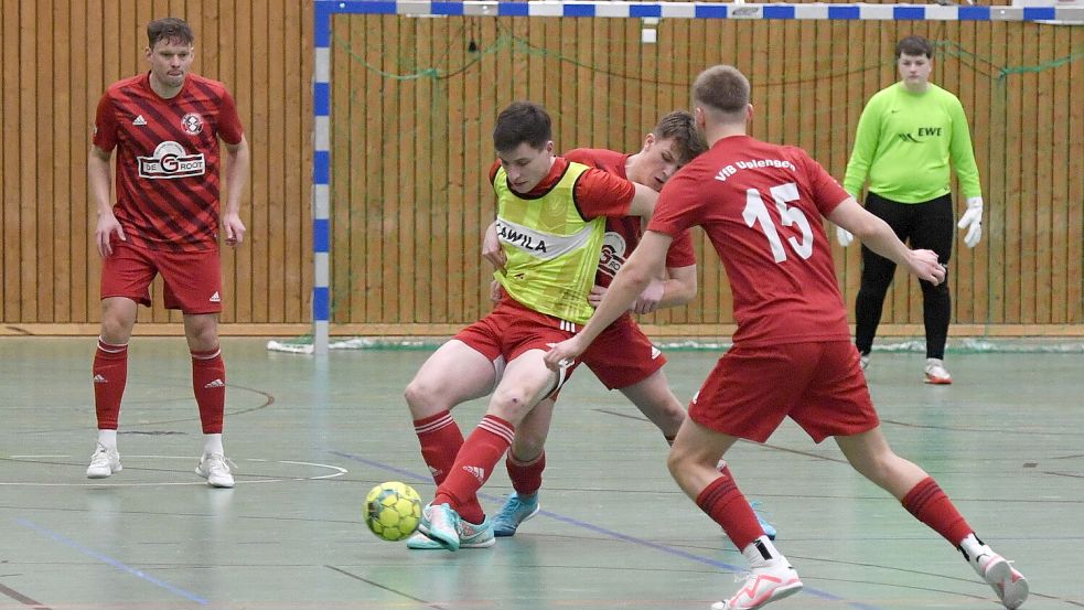 Im Halbfinale besiegte der VfB Uplengen Titelverteidiger TV Bunde (mit Leibchen Christoph Buse) 1:0. Foto: Damm