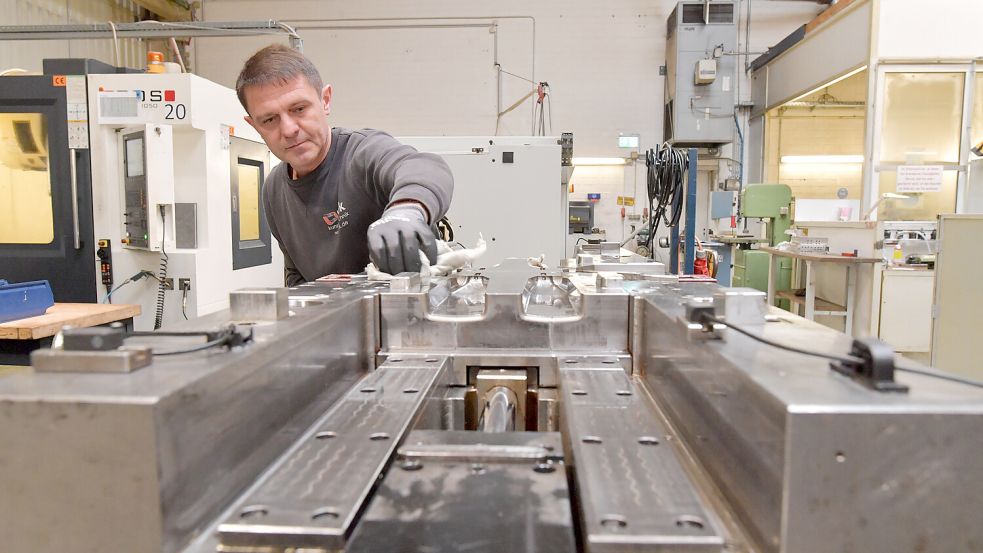 Andrej Voitenko wartet in der Werkstatt ein Werkzeug für die Produktion von Kunststoffteilen. Foto: Ortgies