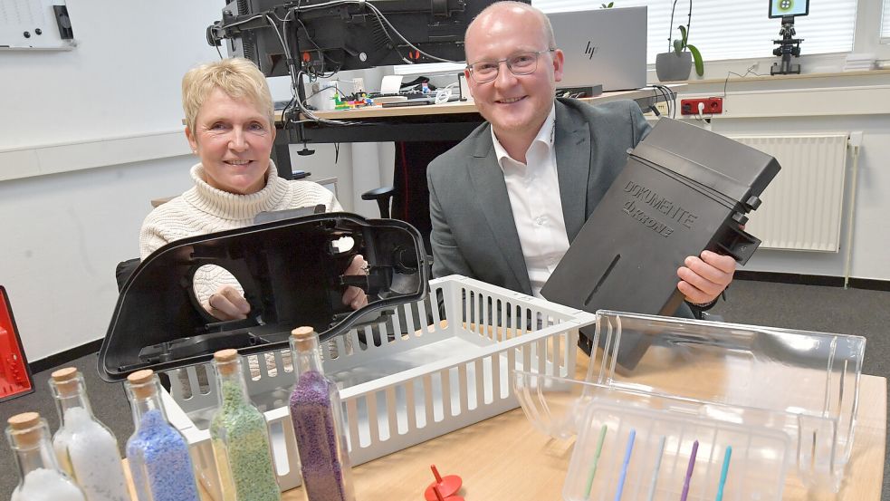 Inhaberin Maren Schön und Geschäftsführer Anton Abel zeigen Produkte und Rohmaterial von LMB Kunststofftechnik. Foto: Ortgies