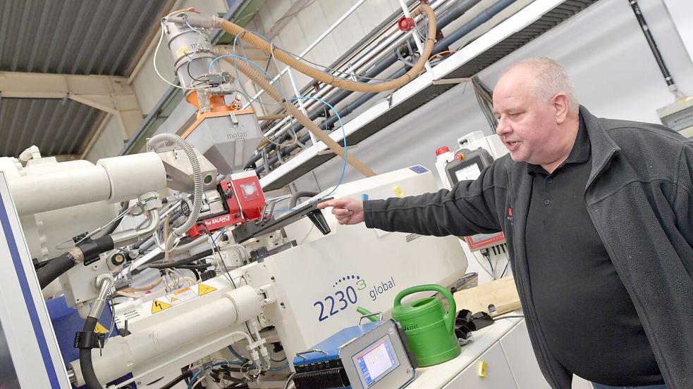 Vertriebsleiter Eiko Lühr erklärt eine Maschine. Foto: Ortgies