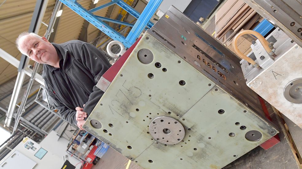 Dieses Werkzeug, auf dem Vertriebsleiter Eiko Lühr lehnt, steht schon für die Produktion von Kunststoffteilen bereit. Foto: Ortgies