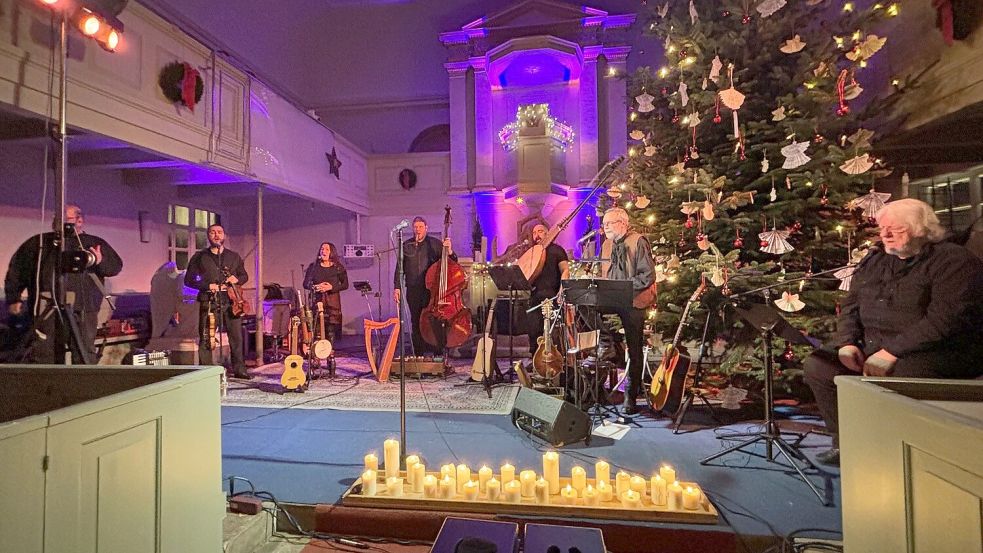 Die Akteure der „Musik in d‘ Lüchterkark“ lockten in die festlich geschmückte Hoffnungskirche in Rhauderfehn. Foto: Janßen