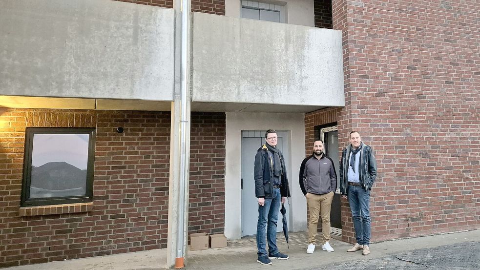 In der Gemeinde Apen wurden zwölf Mietwohnungen fertiggestellt. Das Foto zeigt (von links) Bauamtsleiter Peter Rosendahl, Investor Ahmet Düman und Bürgermeister Matthias Huber. Foto: Gemeinde Apen