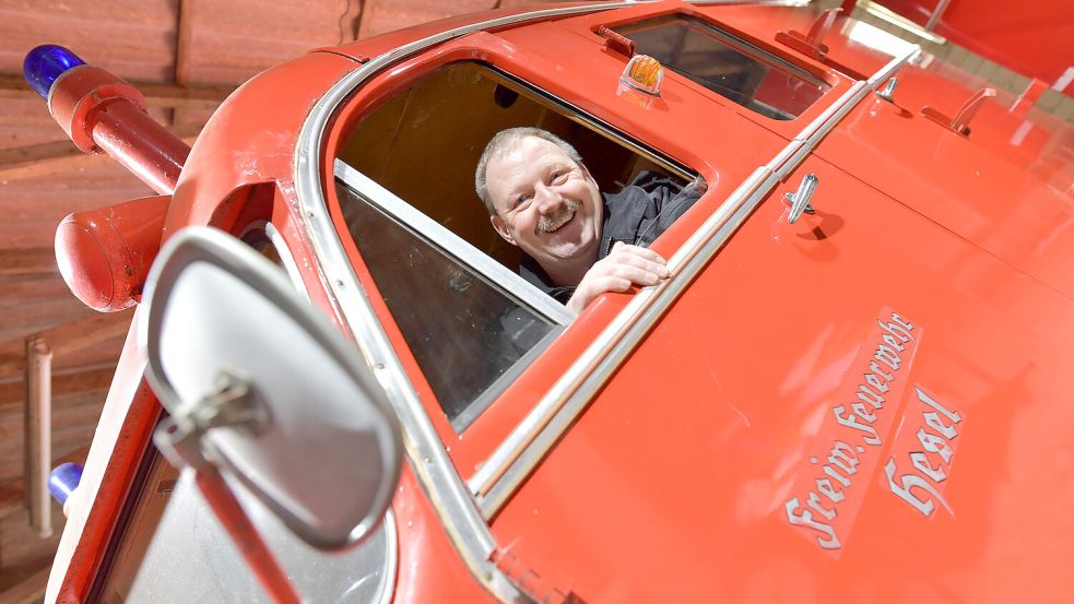 Jens Boelsems am Steuer des Opel Blitz: Bis zur ersten Ausfahrt wird es noch etwas dauern. Foto: Ortgies