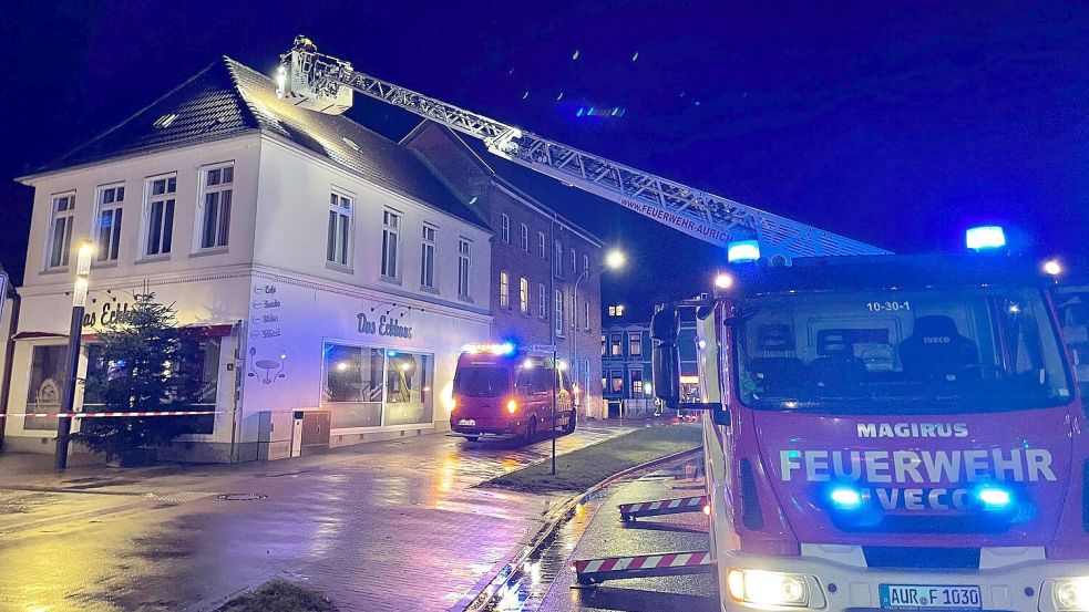In Aurich war die Feuerwehr auch an der Osterstraße im Einsatz. Dort hatten sich Dachziegel von einem Haus gelöst. Foto: Feuerwehr/Daniel Gerock