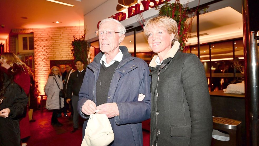 Christina Block mit Vater Eugen Block beim Punsch-Abend im Hotel Grand Élysée. Foto: André Lenthe