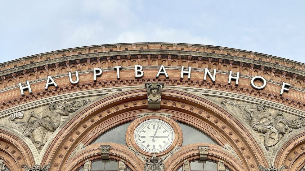 Am Dienstagnachmittag läuft ein Feuerwehreinsatz am Hauptbahnhof Bremen. Foto: Steffen Trumpf/dpa