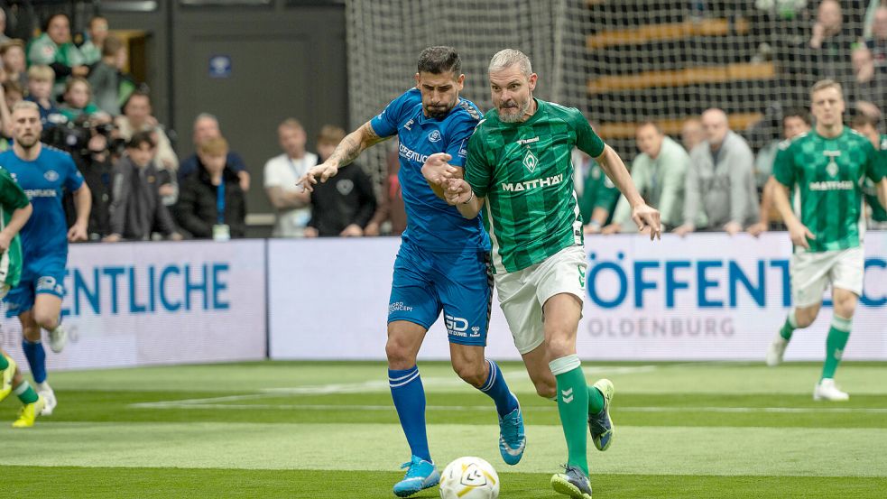 Ungewohntes Bild: Atlas-Kapitän Ibrahim Temin (links) spielte beim Legendenturnier für den VfB Oldenburg unter anderem gegen Ex-Europameister Angelos Charisteas. Foto: imago images/Rojahn
