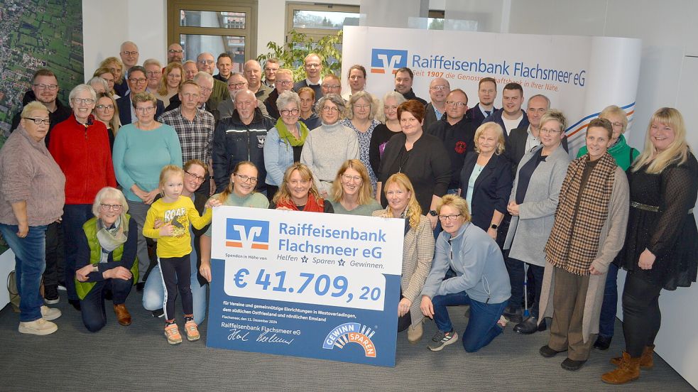 Aus den Zweckerträgen des Gewinnsparens konnte die Raiffeisenbank Flachsmeer insgesamt 41.709,20 Euro an 46 Vereine, Kindertagesstätten sowie Fördervereine ausschütten. Foto: Weers