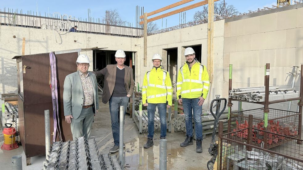 Baustellenbesichtigung beim Rathaus in Barßel. Im Rohbau des künftigen Bürgerhauses stehen (von links) Bürgermeister Nils Anhuth, Erster Gemeinderat Michael Sope sowie Markus Wiechmann und Franz Westerkamp vom Bauamt der Gemeinde. Foto: Kruse