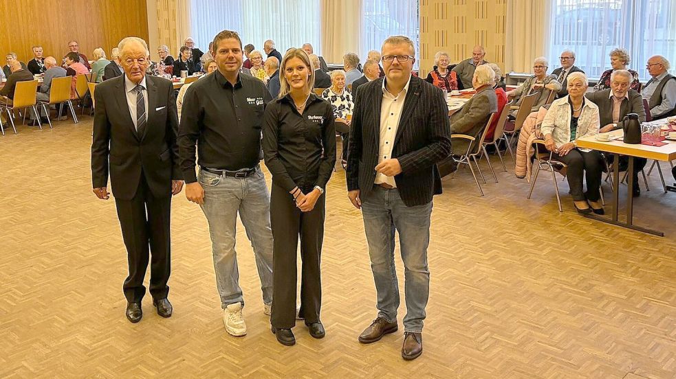 Am Dienstag, 10. Dezember 2024, fand der Seniorentanztee letztmalig im Rathaussaal statt. Das Foto zeigt (vorne, von links) Johann Böke, der die Veranstaltung organisiert, die beiden Gastronomen Holger Schütte und Jana Wienekamp, die seit zwei Jahren für die Bewirtung zuständig sind, und Westoverledingens Bürgermeister Theo Douwes im Rathaussaal mit Teilnehmern des Tanztees. Foto: Privat