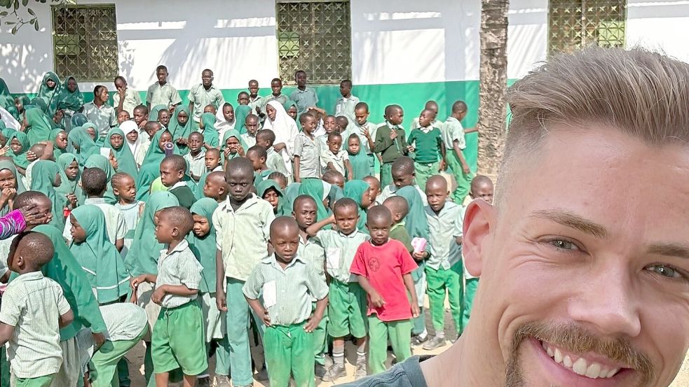 Stefan Kroon hat das Leben in dem Waisenhaus mit angeschlossener Grundschule in Likoni selbst kennengelernt und ist begeistert, was der Verein „Little Angel“ in den zurückliegenden Jahren dank Spenden aus Ostfriesland schon erreicht hat. Foto: Kroon