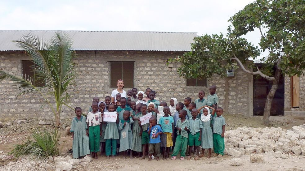 Nach dem Neubau des Waisenhauses entstand dieses Foto mit Vereinsgründerin Anja Friedrich. Die Mädchen und Jungen halten Zettel mit den Worten „Thank you“ in den Händen. Der Dank der Kinder galt damals den Spendern aus dem gesamten Landkreis Leer, die den Bau des Waisenhauses ermöglicht haben. Foto: Friedrich