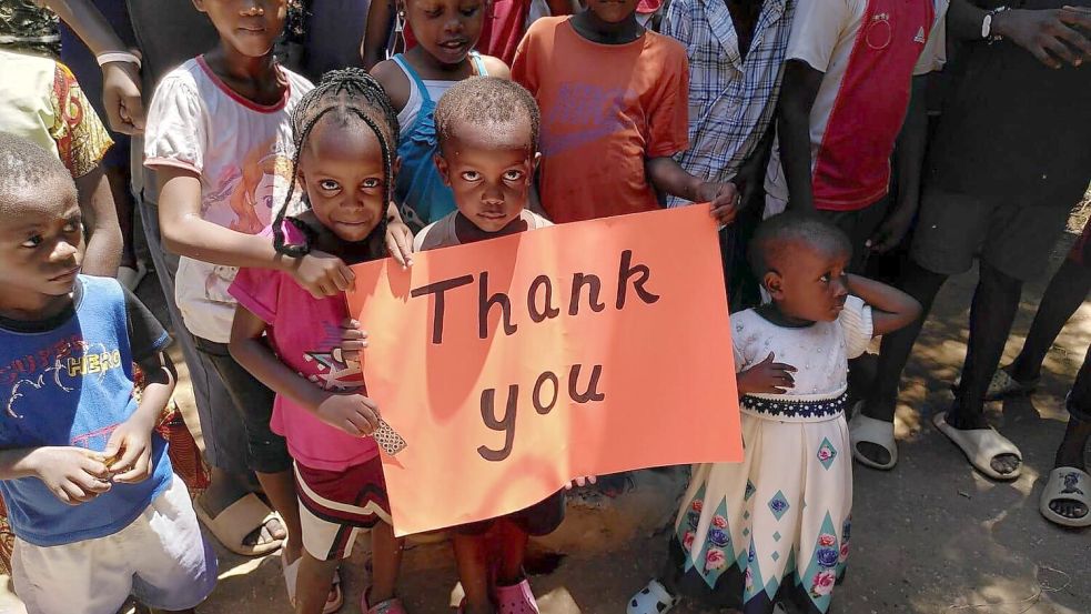 Die Mädchen und Jungen halten Zettel mit den Worten „Thank you“ in den Händen. Der Dank der Kinder gilt den Unterstützern aus dem gesamten Landkreis Leer. Foto: Kroon