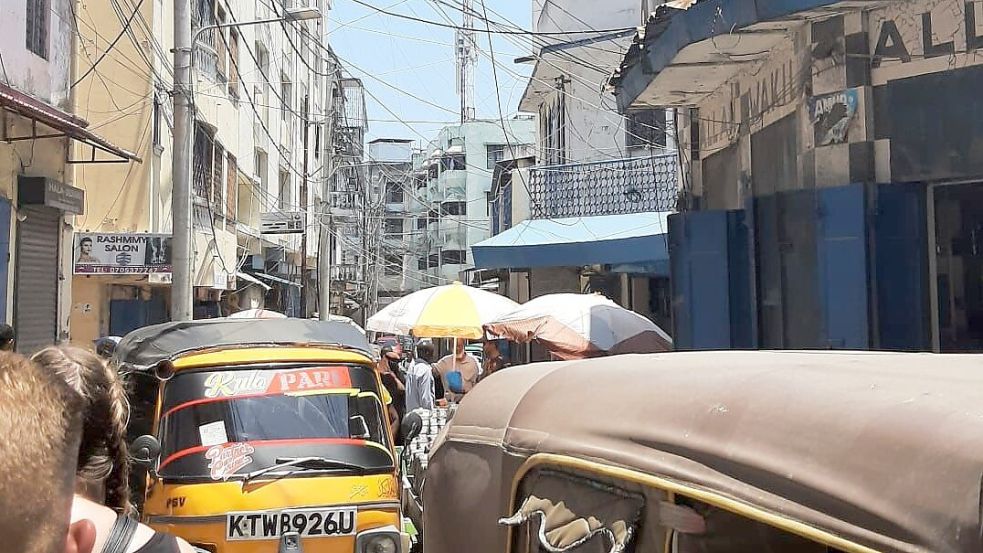 Das Straßenleben in Likoni ist turbulent. Foto: Kroon