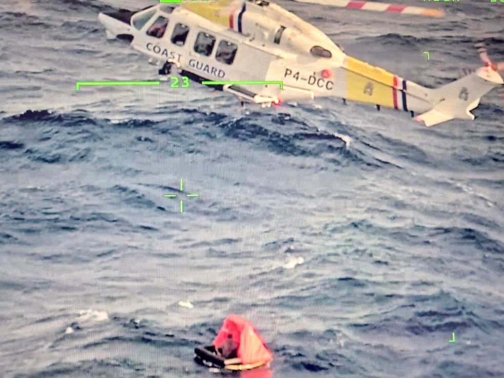 Der Hubschrauber der Küstenwache bereitet die Bergung der Schiffbrüchigen aus der Rettungsinsel vor. Foto: Kustwacht Caribischgebied