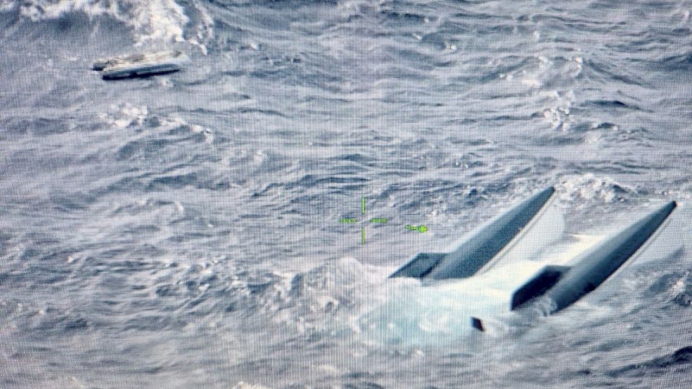 Von dem havarierten Katamaran sind nur die teilweise aus dem Wasser ragenden Rumpfunterseiten zu sehen. Foto: Kustwacht Caribischgebied