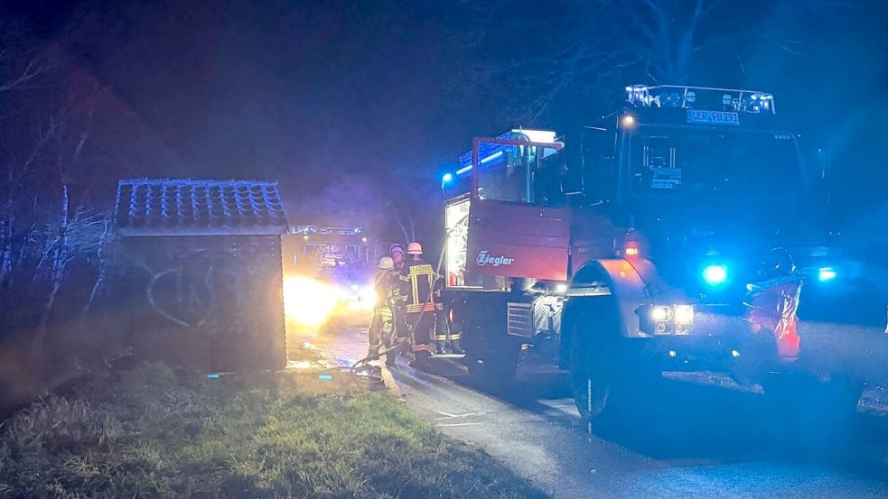 Eine Wanderhütte geriet in Burlage in Brand. Möglicherweise waren Feuerwerkskörper Schuld. Foto: Feuerwehr Burlage