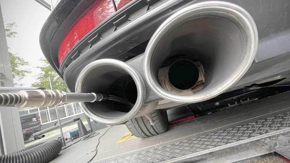 Abgasmessung an einem Verbrenner: Der durchschnittliche CO2-Ausstoß von Neuwagen steigt in Deutschland. Foto: imago/Sven Simon