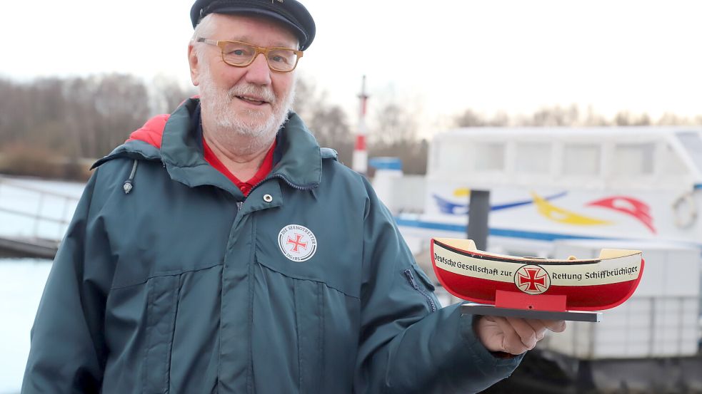 Seit mehr als 25 Jahren stellt Heinz Krone Miniaturschiffe wie dieses auf, um darin Spenden für die Seenotretter zu sammeln. Foto: C. Passmann