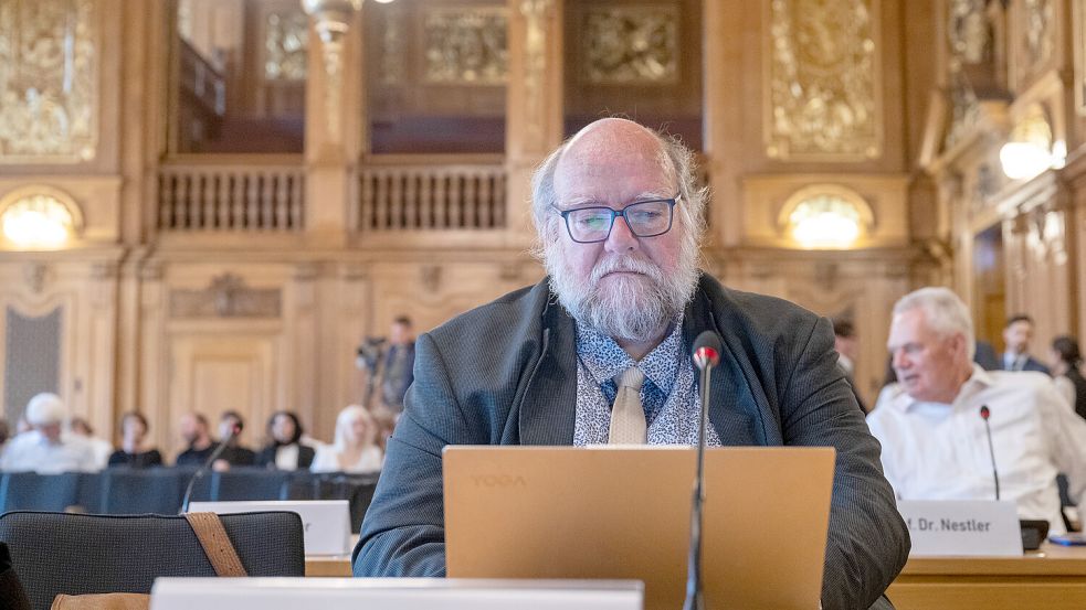 Leipzig im August 2024: Wolf Molkentin, Rechtsanwalt, sitzt im Saal des Bundesverwaltungsgerichts. Molkentin hatte auch vor dem Bundesgerichtshof Irmgard F. vertreten. Foto: Hendrik Schmidt/dpa