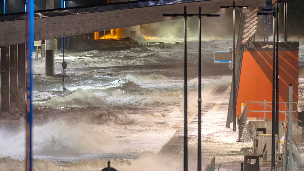 Bei Sturmflut an der Nordsee müssen die Fähren regelmäßig im Hafen bleiben. Foto: dpa