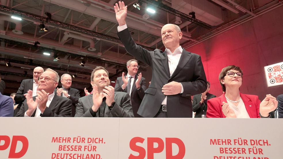 Olaf Scholz attackiert in seiner Parteitagsrede Friedrich Merz. Aber auch Robert Habeck wird zur Bedrohung für die SPD. Foto: IMAGO/Jens Schicke