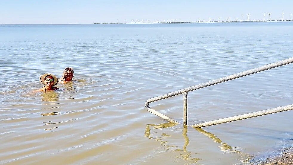 Auch wenn der Boden etwas schlickig ist: Im Sommer ist die Bohrinsel bei Badegästen beliebt. Sie ist neben dem Badesee in Jemgum die einzig verbliebene offizielle Badestelle in Jemgum. Baden kann man nach den Worten des Bürgermeisters aber auch beim Schöpfwerk im alten Kutterhafen von Pogum. Foto: Gettkowski/Archiv