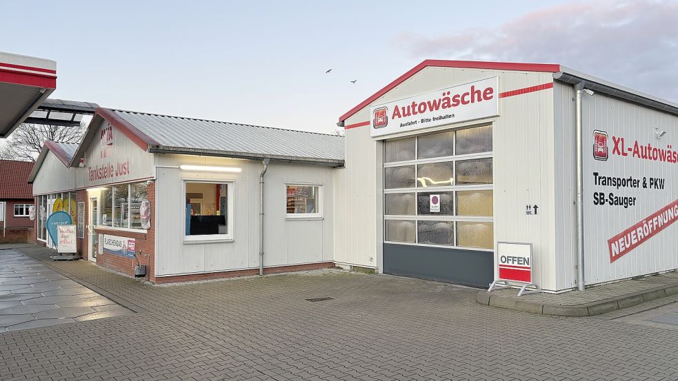 Die Avia-Tankstelle in der Nähe der Ampelkreuzung an der Bundesstraße 70 in Folmhusen ist um eine Autowaschanlage erweitert worden. In Betrieb genommen wurde die Waschanlage im Herbst 2024.